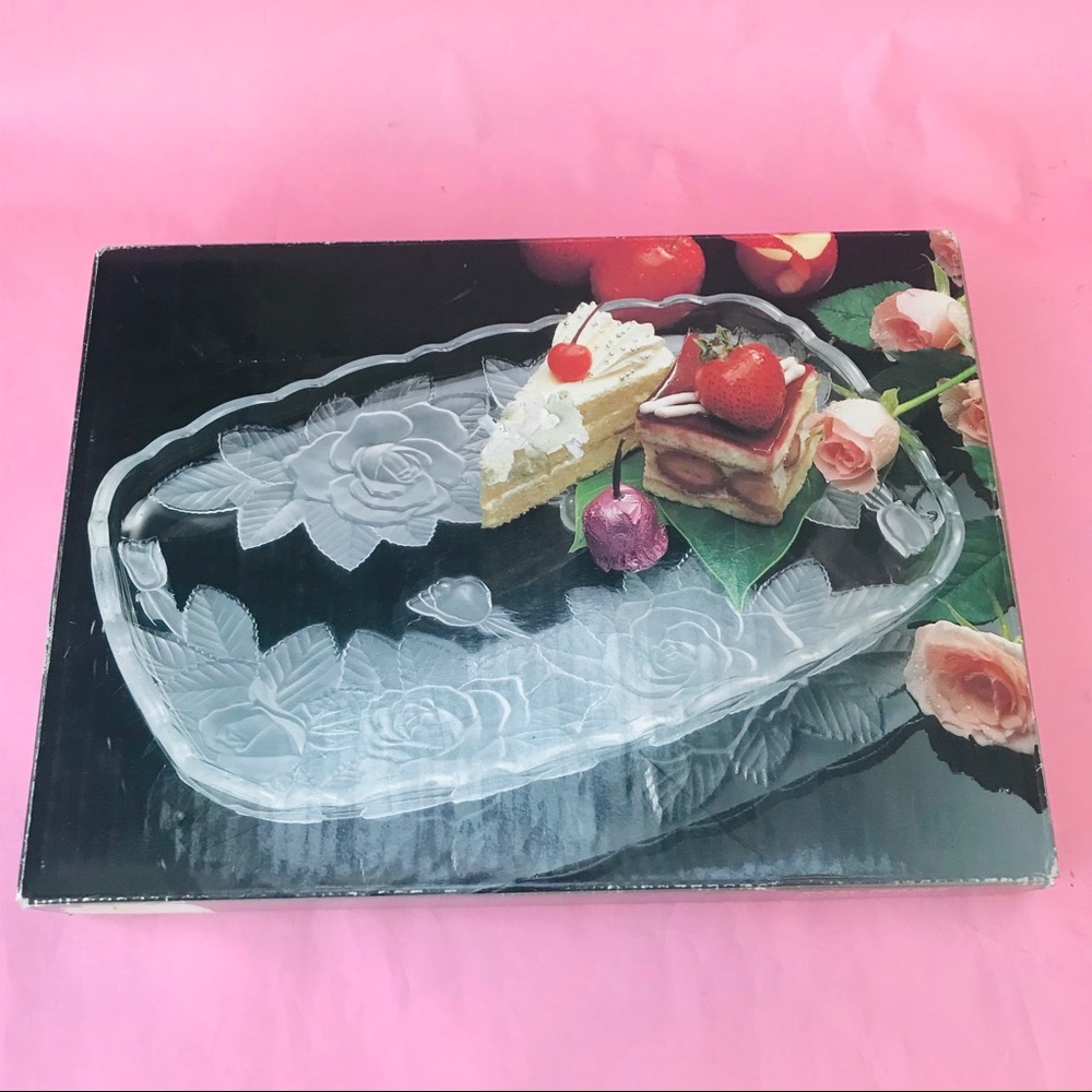 Vintage glass sandwich tray - Picture 2 of 8